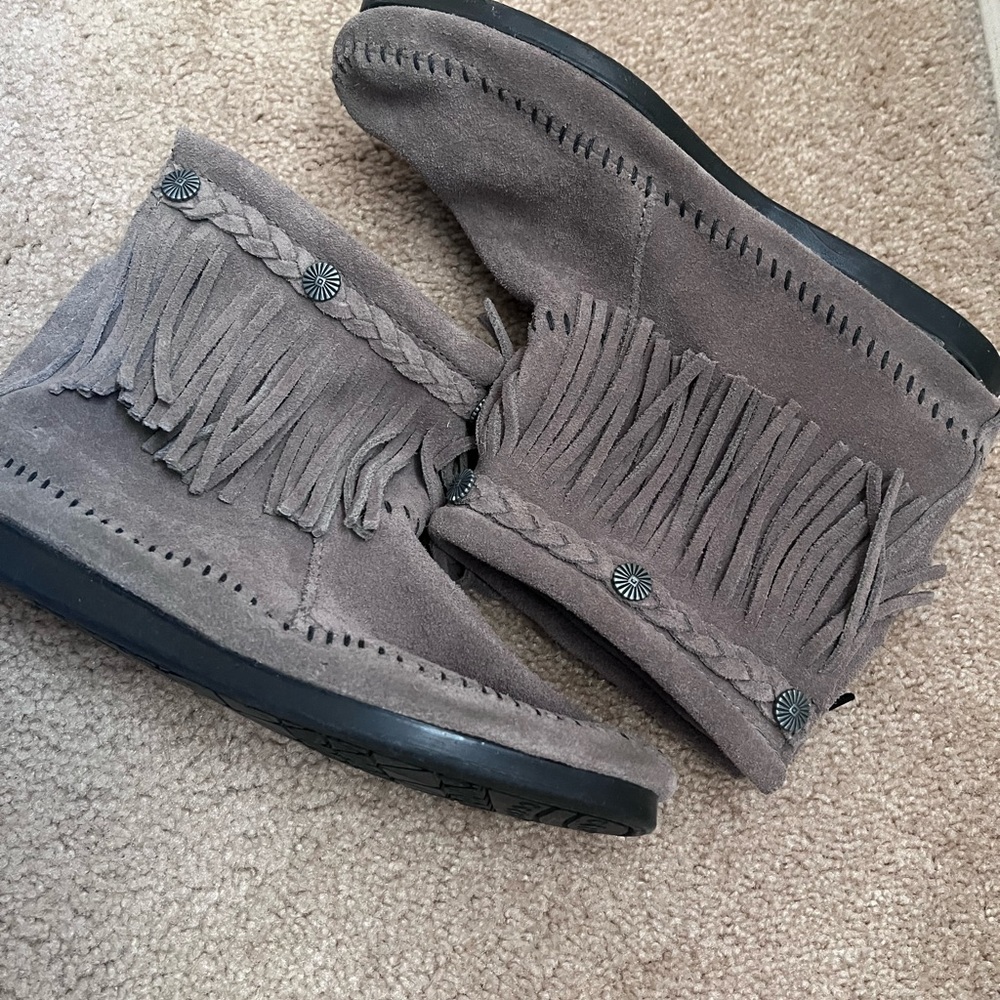 Minnetonka Moccasins Gray Suede Boots Slippers Native American Shoes sz 7